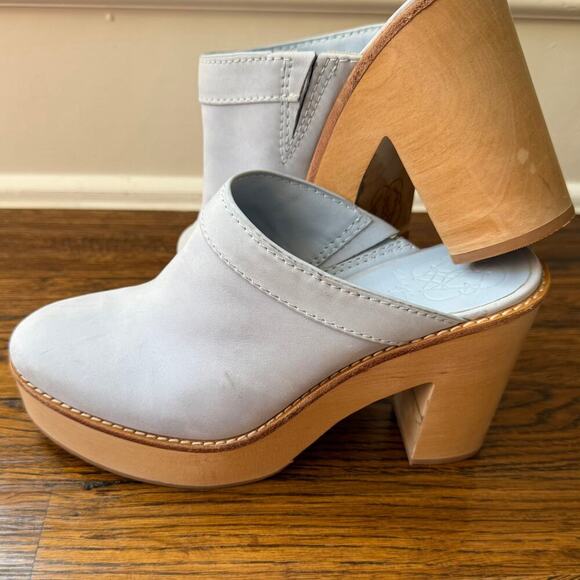 Antonio Melani x Kimberly Whitman Camellia Sky Blue Leather Clogs Size 7M - Picture 2 of 9